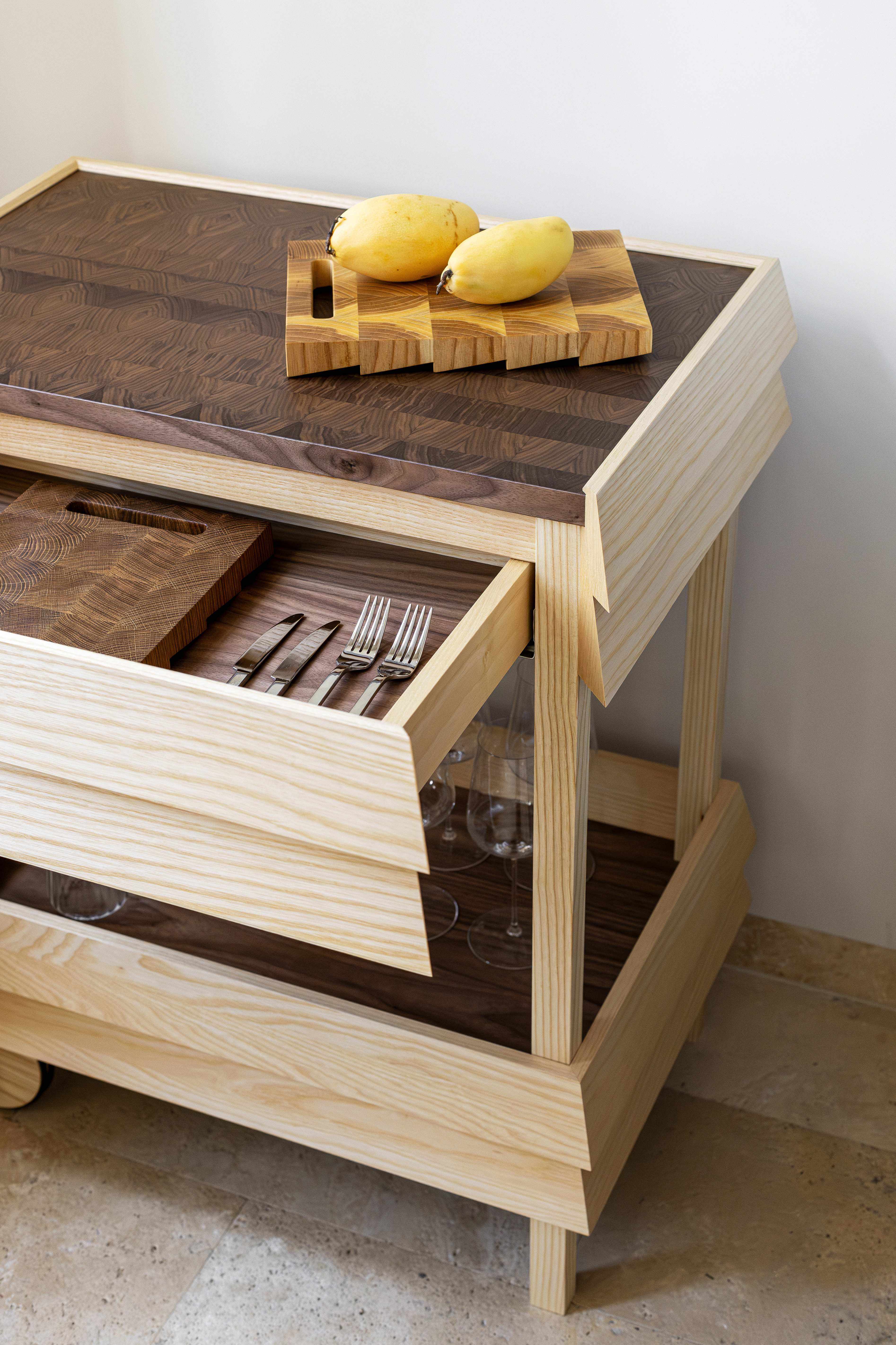 Барная тележка «Гелеполь» - изображение 1