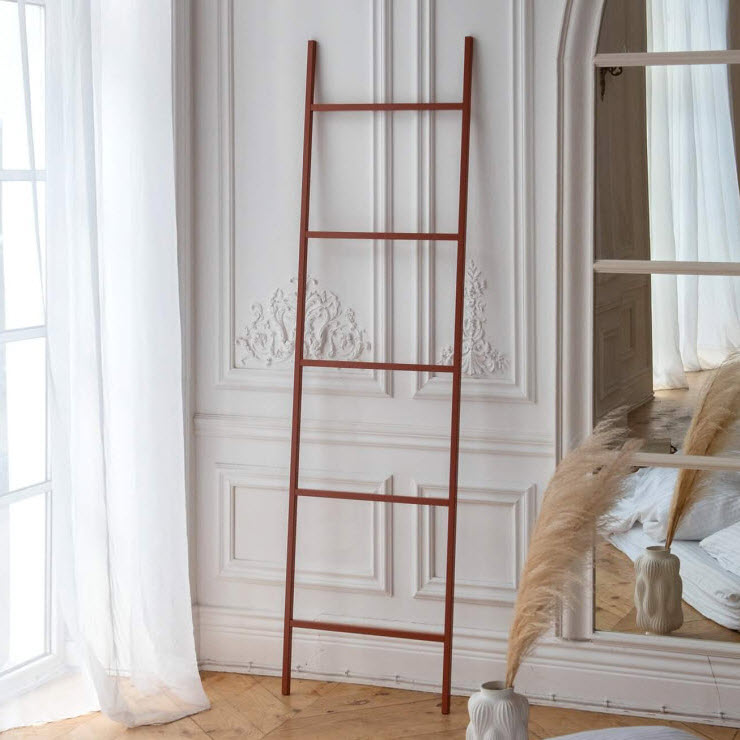 Декоративная лестница-вешалка 