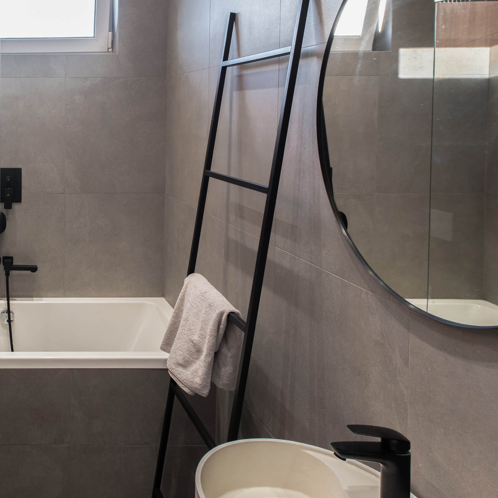 Декоративная лестница-вешалка - изображение 3